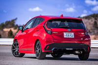 「アクアGRスポーツ」の外板色は試乗車がまとっていた5万5000円の有償色「エモーショナルレッドII」のほか、「プラチナホワイトパールマイカ」や「ダークグレー」「ブラックマイカ」など全8色から選択できる。