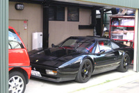 筆者が9年前に乗っていた、“ヨーコ様”こと黒の「フェラーリ328GTS」。スルタンにしては、自宅駐車場が狭い。
