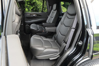 「プラチナム」に装備されるキャプテン式の2列目シート。「プレミアム」の2列目シートは、3人乗りのベンチ式となる。