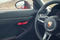 ドアオープナーは軽量化を目的に、ストラップ式となっている。