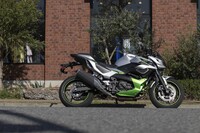 カワサキ独自のハイブリッドシステムを搭載した「Z7ハイブリッド」。姉妹車の「ニンジャ7ハイブリッド」とともに、2025年2月に発売された。