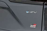 トヨタの「凄腕技能養成部」で多くのモデルの評価をおこなってきた大阪晃弘さんの助言を得ながら、直接的な開発作業は「カローラ クロス」のチームが手がけたという「カローラ クロスGRスポーツ」。4WD車のみのラインナップで、価格は389万5000円。