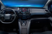 10インチのタッチスクリーン式ディスプレイや7インチのフルカラーTFTマルチファンクションメーターパネルなどが目を引く。