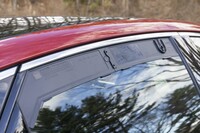 荷室の側面とセンターコンソールの後端にはAC100V・1500Wのコンセントが備わっている。写真は電源コードを車外に引き出すときに使うリアのドアウィンドウ用のアタッチメント。