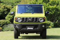 「ジムニー」を真正面から見たところ。黒い樹脂パーツで一体化された“顔”に注目。ボディーの端から端まで、ボディーめいっぱいの幅を使っているのが分かる。（写真＝荒川正幸）