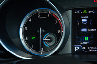 フルハイブリッド車としては珍しいエンジン回転計。内側には小さなパワーフローメーターが備わっており、ハイブリッドシステムの作動状態を確認できる。