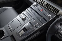 センターコンソールにびっしりと並んだスイッチ類を眺める。雑然としているようだが、前方（写真右手）からインフォテインメント系、空調系、ドライブ系ときちんと分けてレイアウトされている。