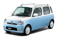 2009年8月から2018年3月にかけて販売された「ミラココア」。クルマのデザインやカラーバリエーション、特別仕様車の設定を含めたマーケティングなど、全方位的に「カワイイ」を意識したプロダクトだった。