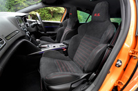 サイドサポートが大きく張り出したスポーツシート。ヘッドレストには「R.S.」ロゴの刺しゅうが施されている。