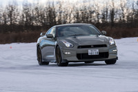 氷上試乗は苫小牧にある弁天沼で。まずはお値段1896万7000円の最終型「日産GT-RプレミアムエディションT-spec」に乗る。