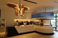 1階奥にある「CAFÉ & BAR B」。天井から下がるオブジェは、BMWのキドニーグリルがデザインモチーフとなっている。