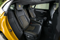 テスト車はオプションの4人乗り仕様（標準は5人）となっていた。リアシートはフロントとほぼ同じ形状のヘッドレスト一体型で、先端がルーフにつきそう。