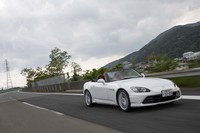 試乗車は初度登録が平成11年（1999年）の最初期型モデル。パワーユニットは最高出力250PSの2リッター直4 VTECエンジンだ。