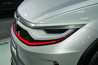 「ID. GTIコンセプト」のヘッドランプ。赤いアクセントカラーは「GTI」の伝統的な意匠だ。