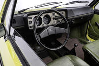 初代「ゴルフ」のインテリア。比較的小さなインストゥルメントパネルに、ヘッドランプや空調、ラジオの操作スイッチが集中配置される。