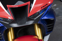 サイドカウルには高速走行時にダウンフォースを発生させるウイングレットを採用。フロントにはエンジンへとストレートに空気を送り込むためのラムエアダクトを設けている。