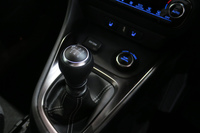 「GRヤリス」のシフトレバー周辺部。6段MTを操作するとクルマ好きは気分がアガるのだが、そんなところも「自己愛が強そう」という評価につながりそうだ。