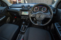 2016年末に発表された現行型「スイフト」のインストゥルメントパネルまわり。やや運転席側に向けられたセンタークラスターが特徴となっている。