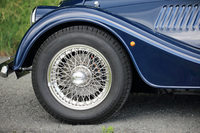 「モーガン4/4」のタイヤサイズは165/80R15。用意されるホイールはワイヤースポークホイールのみだが、上級モデルの「プラス4」や「ロードスター」にはアロイホイールも用意されている。