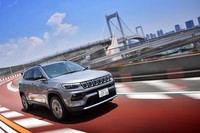 「コンパス リミテッド」には、巡行時にリアアクスルを分離し燃費を稼ぐ機能や、START＆STOPシステムが備わる。WLTCモードの燃費値は11.5km/リッター。