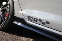 リアドアの左右下部に「TCR」のロゴがデザインされたステッカーが貼られている。