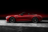 ソフトトップの作動に要する時間は、オープン／クローズのいずれもわずか15秒。60km/hまでであれば走行中も操作が可能だ。