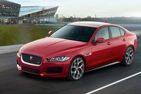 ジャガーがスポーツサルーン「XE」2017年モデルの受注を開始