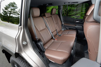 2列目シートには6：4分割のリクライニング＆タンブル機能を採用。「VX／ZX」では後席用エアコンやUSB Type-Cポート（2口）などが用意される。