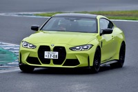 ツインリンクもてぎロードコースの最終コーナーを走り抜ける「BMW M4コンペティション」。最新のFRクーペは、そのポテンシャルをサーキットでどのように発揮したのでしょうか？ （photo：小林俊樹）