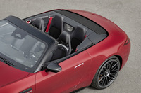 2＋2のシートレイアウトとなる新型「AMG SL」のキャビン。リアシートは、身長150cmまでの人が乗れるスペースを確保しているという。