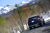 
	「XC90 D5 AWD」は、今回試乗した上級グレード「インスクリプション」（944万円）のほか、一部装備が簡素化された「モメンタム」（859万円）がラインナップされる。
	