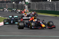 プラクティス中はすこぶる快調、ポールシッター最有力候補だったレッドブルは、フェルスタッペン（写真先頭）が予選3位とまさかの結果となるも、レースでは安定した速さを披露。スタートでメルセデスの2台を抜きトップを奪うと、その後誰からもそのポジションを脅かされずに独走し、18戦目にして9勝目を飾った。これでルイス・ハミルトンに対するポイントリードは19点。「まだシーズンは先がある。もちろんこのリードはいいと思うが、事態は目まぐるしく変わるからね」と、残り4戦となったシーズンフィナーレに向けて気の緩みを許さなかった。（Photo=Getty Images / Red Bull Content Pool）