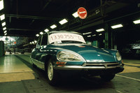 最後の「シトロエンDS」は、1975年4月24日に工場をラインオフ。1976年には、救急車などの特装車も生産終了となった。累計生産台数は「ID」などの派生車種を含め145万6115台とされている。