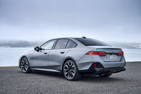 足まわりはフロントがダブルウイッシュボーンでリアが5リンク。「i5」のリアにのみエアスプリングを使う。