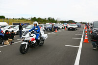 開会式にて、ゲストの乗る「日産セレナ」を白バイとパトカーが先導する。地元の大磯警察署も参加して、イベントを盛り上げているのだ。