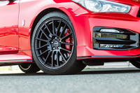 タイヤは専用開発の「ダンロップSP SPORT MAXX GT600」を履く。リアが「400R」よりも20mm太くなっているほか、ランフラット構造ではなくなった。