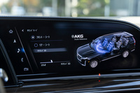 吉田健一さんの言う「音像」とは、楽器や歌手がその場所に存在するかのように感じられる、“感覚上の音源”のこと。AKGのシステムではそれを前席にもってくるか、2列目シートにもってくるかを選択できるのだ。また前方からの音に焦点を当てたステレオサウンドと、全方向から音を聴かせるサラウンドサウンドについても、単にいずれかを選択するだけでなく、12段階での特性の調整が可能となっている。