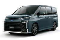 こちらは新型「ヴォクシー」。大胆な造形のフロントマスクを採用した。