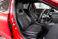 「AMGライン」をチョイスした試乗車には、ヘッドレスト一体型の「レザーDINAMICAシート」（写真）が装着される。