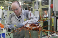 クレオンのパワートレイン工場にて、コイルを巻いてモーターのステーターを製作する様子。アキシャルフラックスモーターは、通常のモーターとは構造が異なるため、量産するとなれば新しい生産設備の導入が必須となる。