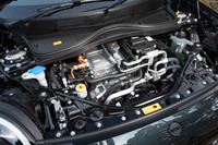 「MINI JCW E」の最高出力は258PS（190kW）だが、これは「Eブースト」作動時の値。同システム作動時には20kW出力が上乗せされるというので、通常の最高出力はICEVと同じ231PS（170kW）となる。