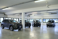 ジープ各車のコーナー。燃料高騰の折ゆえに、やはり中古車販売の主役とはいえない。