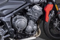 1万0250rpmで最高出力81PSを発生する直列3気筒エンジン。豊かなトルク特性と独特なサウンドがセリングポイントとされる。