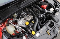 パワーユニットはダイムラーと共同開発した1.3リッター直4ターボエンジン。デルタ型シリンダーヘッドなどの基本設計は同じだが、ルノー版には気筒休止機構が付いていない。