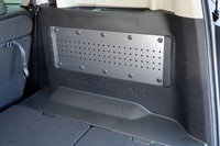 荷室両サイドにあるマグネット対応のユーティリティーサイドパネルは「クロスター」の5人乗りの専用装備だ。