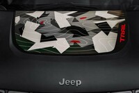 さらなる追加アクセサリーとして、写真のボンネットデカールも用意される。