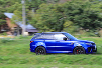 
	ちょっとしたオフロードも、ボディー下部に跳ね返る砂利によってできるキズさえ気にしなければ、ガンガン行ける実力を持つ。設立以来一貫してこだわり続けたオフロードモデルのDNAを持つだけに、「レンジローバー スポーツSVR」が採用する「テレインシステム2」の完成度は高い。
	