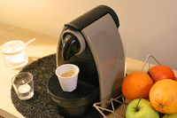 先日「ネスプレッソ」のサービスマンが、故障した品の代わりに持ってきた貸し出し用エスプレッソマシンもカプチーノ色である。