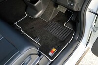 無限のロゴが刺しゅうされたフロアマット。これまでは「レッド」「ブラック×レッド」の2種類だったが、「ZR-V」から順次「ブラック×シルバー」の組み合わせも設定されるようになった。