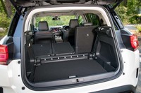 3座独立式のため、リアシートの背もたれは3分割で倒すことができる。